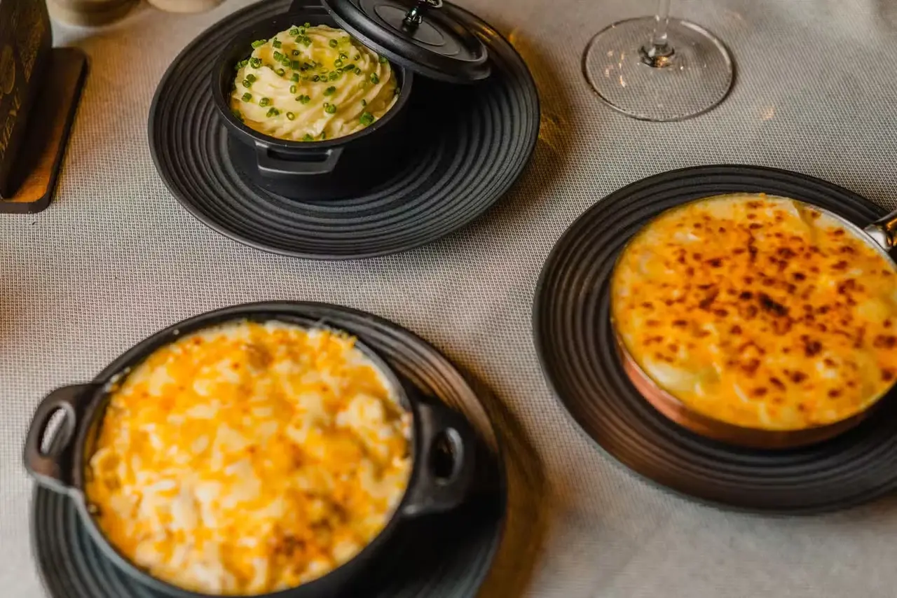 Contornos: puré de papa y mac & cheese